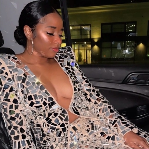 WELCOME! Tap the ❤️ to Bookmark My Closet!!!! 😍🛍 - Picture 2 of 4